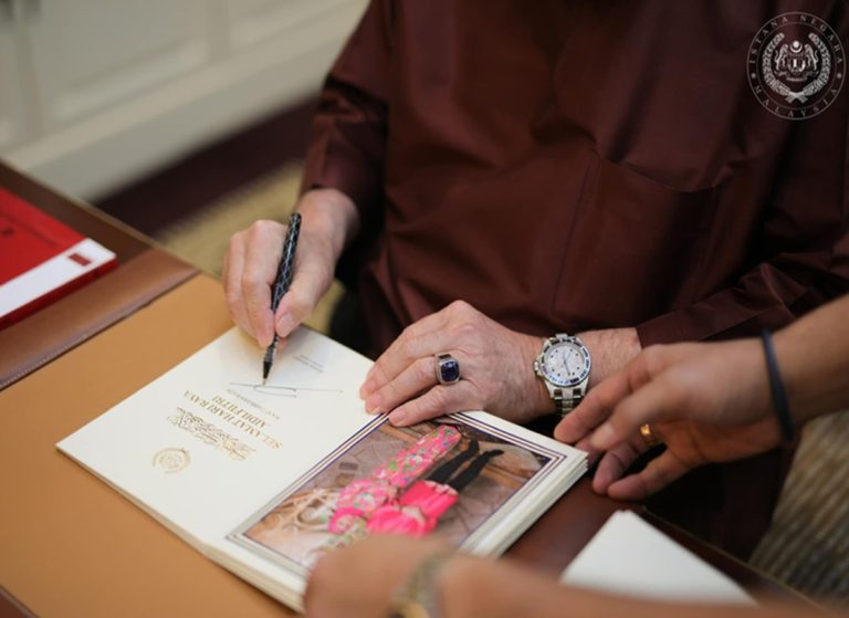 Agong memilih menggunakan kad raya, lebih unik dan istimewa