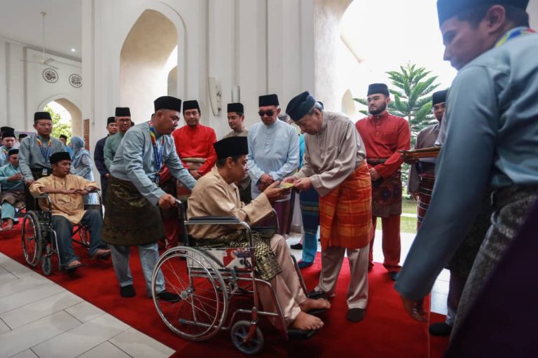 Sultan Selangor, Anwar berbuka puasa bersama rakyat