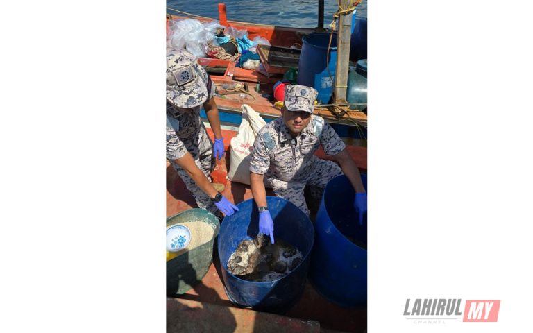 2 bot bersama 12 nelayan Vietnam ditahan kaut hasil laut negara