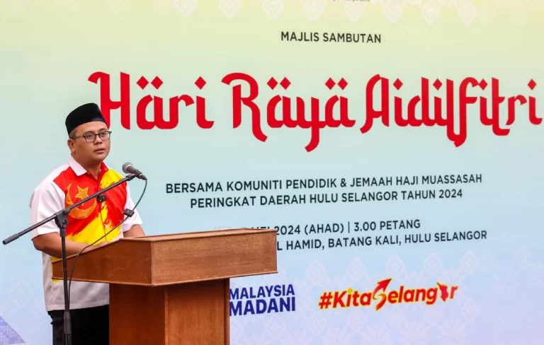 Pamer gambar Agong: Biar polis siasat – Amirudin