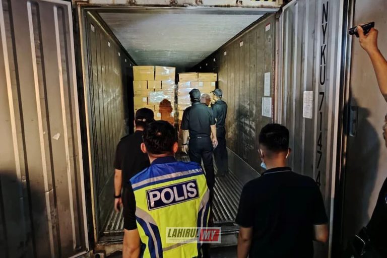 Ayam sejuk beku dikesan bersama bekalan daging khinzir dalam kontena