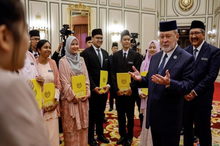Agong berkenan kurnia Biasiswa kepada 14 pelajar IPT